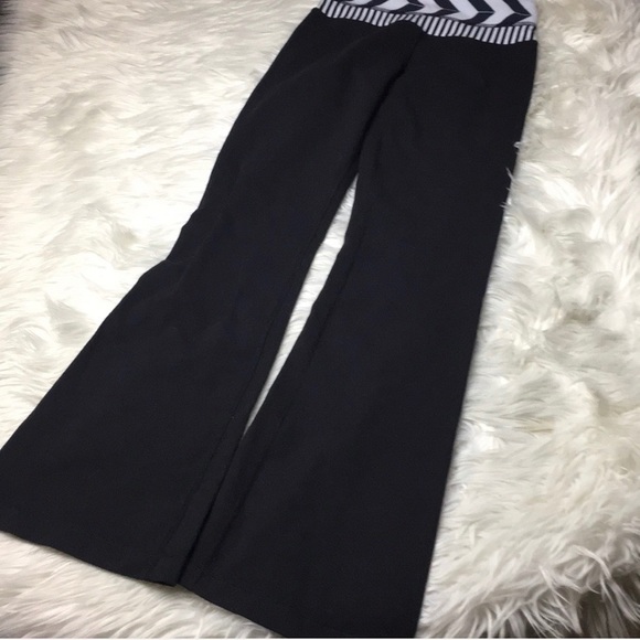 Lululemon Groove Black Arrow Stripe Flare Leg Pant - Picture 5 of 6